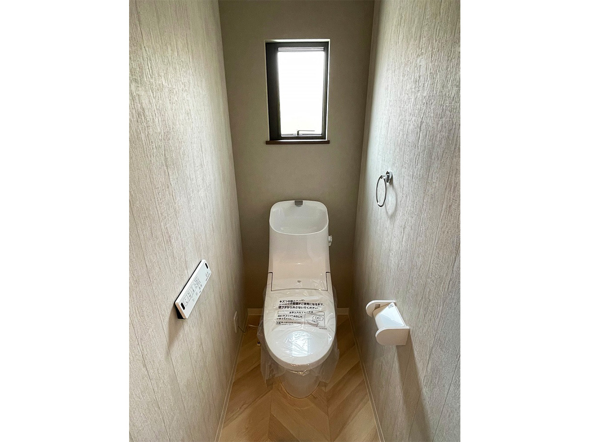 トイレは1階と2階の2々所に完備。お掃除しやすいふちレスタイプのトイレです。