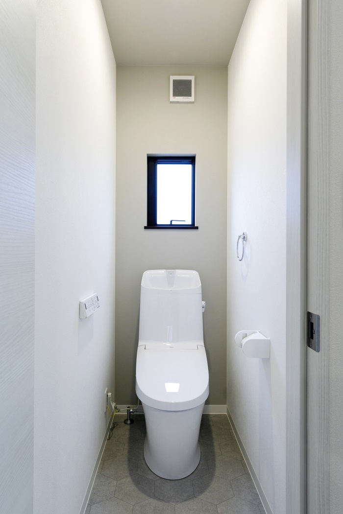 トイレは1階と2階で合計2箇所についております。朝の混雑する時間帯も安心です。